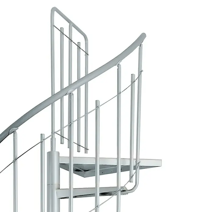 Atrium Spindeltreppe Solo Vertical - Farbton Metall: RAL 9006, Durchmesser: 120 cm, Stahl, Geschosshöhe: 264 cm - 286 cm - Detailaufnahme einer Wendeltreppe mit silberfarbenem Metallgeländer, das sich elegant in den Raum windet.