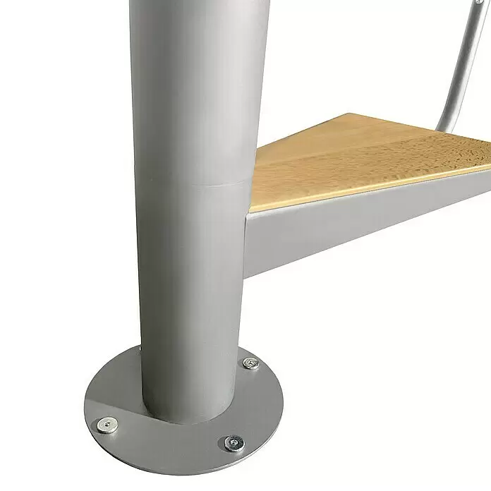 Atrium Spindeltreppe Solo Vertical - Farbton Metall: RAL 9006, Durchmesser: 120 cm, Stahl, Buche, Geschosshöhe: 264 cm - 286 cm - Graue Metall-Wendeltreppen-Mittelstange und Grundplatte, mit Schrauben befestigt, stützt eine helle Holzstufe.
