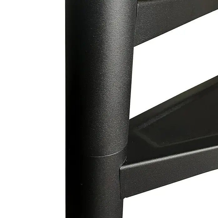 Atrium Spindeltreppe Solo Vertical - Farbton Metall: RAL 9005, Durchmesser: 120 cm, Stahl, Geschosshöhe: 264 cm - 286 cm - Nahaufnahme eines Regalpfostens aus schwarzem Metall mit Details zur Konstruktion. Robustes Design für Lagerung und Organisation.