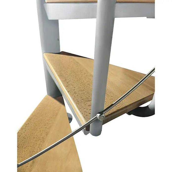 Atrium Spindeltreppe Solo Vertical - Farbton Metall: RAL 9006, Durchmesser: 120 cm, Stahl, Buche, Geschosshöhe: 264 cm - 286 cm - Detailaufnahme einer Wendeltreppe mit hellbraunen Holzstufen und grauem Metallgeländer.