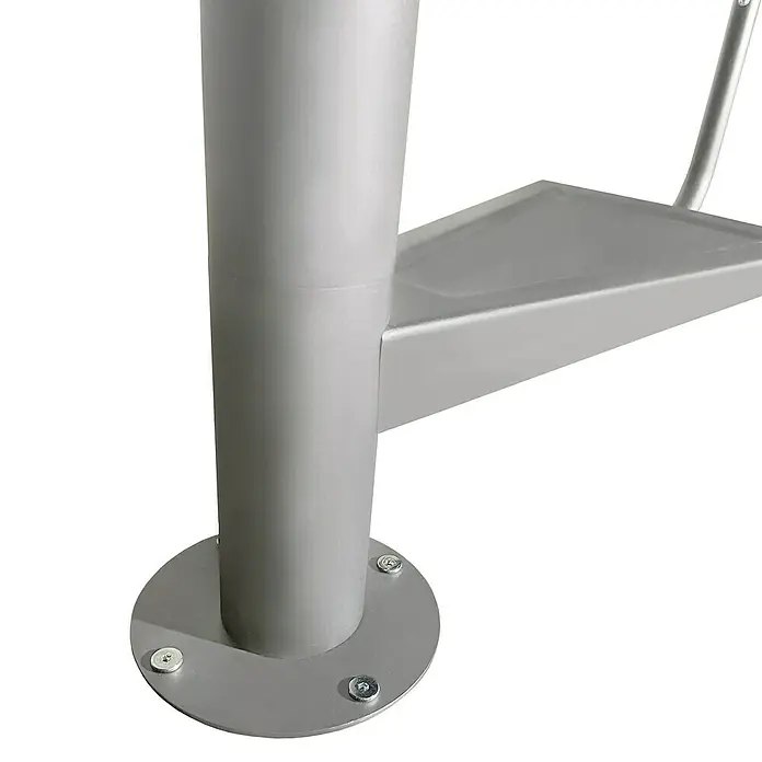 Atrium Spindeltreppe Solo Vertical - Farbton Metall: RAL 9006, Durchmesser: 120 cm, Stahl, Geschosshöhe: 264 cm - 286 cm - Detailansicht der stabilen, silbernen Bodenbefestigung einer Stehhilfe mit Schrauben für sicheren Halt.