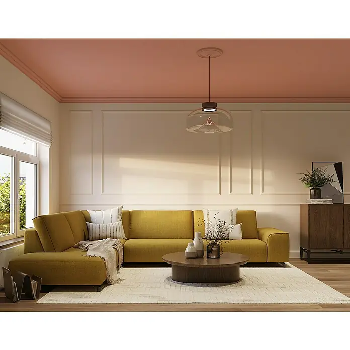 Nmc Decoflair Zierprofil Wandleiste CO1 - 2 m x 18 mm x 38 mm, Hochverdichtetes extrudiertes Polymer (HDPS) - Helles Wohnzimmer mit einem gelben Ecksofa, einem runden Couchtisch und einem stilvollen Schrank. Die Einrichtung strahlt Wärme aus.