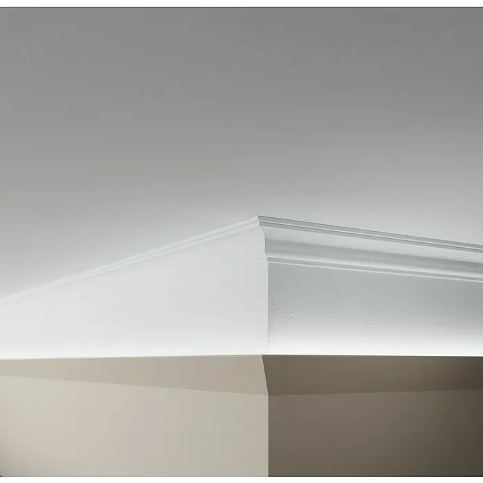 Nmc Decoflair Zierprofil CL12 - L x B x H: 2 m x 36 mm x 60 mm, Hochverdichtetes extrudiertes Polymer (HDPS) - Nahaufnahme von weißen Zierleisten, die eine indirekte Beleuchtung erzeugen und die architektonischen Details des Raumes hervorheben.
