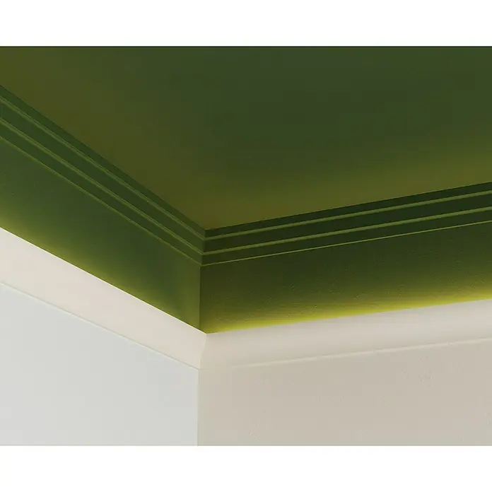 Nmc Decoflair Zierprofil CL11 - L x B x H: 2 m x 33 mm x 50 mm, Hochverdichtetes extrudiertes Polymer (HDPS) - Nahaufnahme einer eleganten grünen Decke mit Zierleisten, die ein raffiniertes Innendesign und eine stilvolle architektonische Note zeigt.