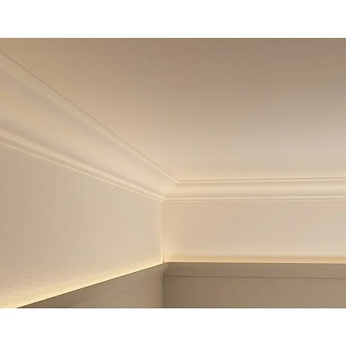 Nmc Decoflair Zierprofil CL11 - L x B x H: 2 m x 33 mm x 50 mm, Hochverdichtetes extrudiertes Polymer (HDPS) - Detailaufnahme einer eleganten, weißen Stuckdecke mit indirekter Beleuchtung, die ein warmes Ambiente erzeugt.