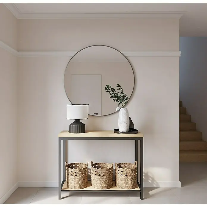 Nmc Decoflair Zierprofil Wandleiste CO3 - 2 m x 22 mm x 75 mm, Hochverdichtetes extrudiertes Polymer (HDPS) - Elegantes Interieur mit einem runden Spiegel über einer Konsole, die mit einer Lampe und dekorativen Körben geschmückt ist.