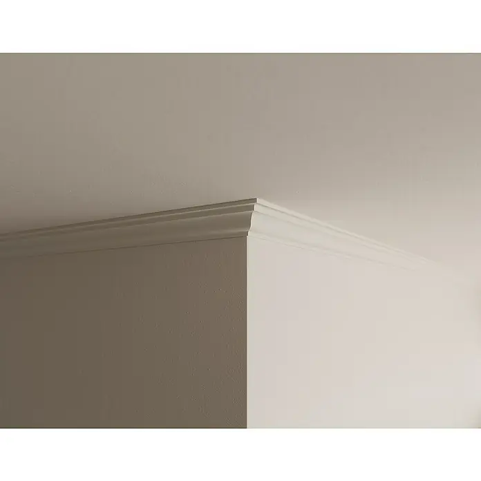 Nmc Decoflair Zierprofil Deckenleiste D4 - 2 Stk., 2 m x 30 mm x 35 mm, Extrudiertes Polystyrol (XPS) - Detailaufnahme einer eleganten, weißen Zierleiste, die Wand und Decke verbindet und dem Raum eine edle Note verleiht.