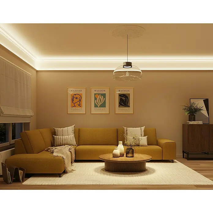 Nmc Decoflair Zierprofil Deckenleiste D9 - 1 Stk., 2 m x 70 mm x 70 mm, Extrudiertes Polystyrol (XPS) - Ein einladendes Wohnzimmer mit einem senffarbenen Ecksofa, drei Matisse-Kunstdrucken und einem eleganten Couchtisch aus Holz.