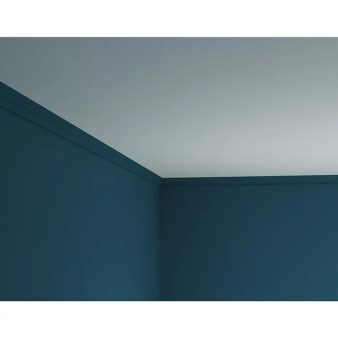Nmc Decoflair Zierprofil Deckenleiste D2 - 2 Stk., 2 m x 17 mm x 25 mm, Extrudiertes Polystyrol (XPS) - Detailaufnahme einer eleganten blauen Wand mit stilvoller Zierleiste, die einen raffinierten Übergang zur weißen Decke bildet und das moderne Interieur hervorhebt.