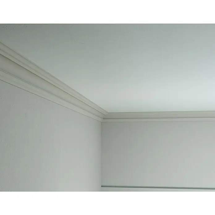 Nmc Decoflair Zierprofil Deckenleiste D8 - 2 Stk., 2 m x 50 mm x 50 mm, Extrudiertes Polystyrol (XPS) - Detailansicht einer Zimmerdecke mit Stuckverzierung, die das elegante Design und die feinen Linien hervorhebt.