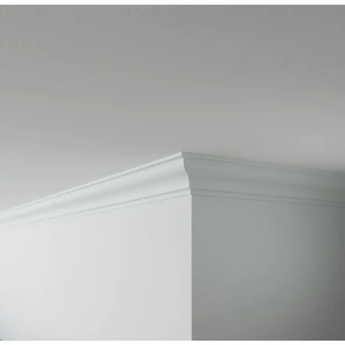 Nmc Decoflair Zierprofil Deckenleiste D9 - 1 Stk., 2 m x 70 mm x 70 mm, Extrudiertes Polystyrol (XPS) - Nahaufnahme einer weißen Zierleiste, die die Ecke zwischen Wand und Decke betont. Die Details der Leiste sind klar und elegant.