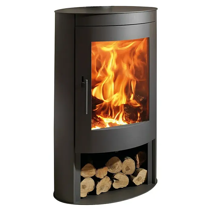 Panadero Kaminofen Oval Eco - 8,7 kW, Raumheizvermögen: 270 m³, Material Verkleidung: Stahl, Schwarz - Ein eleganter Kaminofen in Anthrazit mit sichtbarem Holzfach und brennendem Feuer für gemütliche Wärme im Wohnraum.