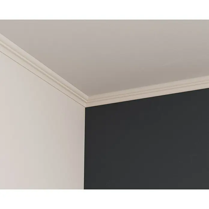 Nmc Decoflair Zierprofil Deckenleiste D3 - 2 Stk., 2 m x 33 mm x 33 mm, Extrudiertes Polystyrol (XPS) - Detailaufnahme einer eleganten weißen Stuckaturleiste, die Wand und Decke stilvoll verbindet. Perfekt für moderne und klassische Räume.