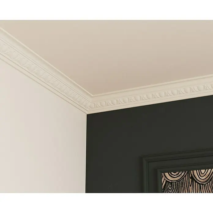 Nmc Decoflair Zierprofil Deckenleiste F3 - 2 m x 55 mm x 55 mm, Hochverdichteter Polyurethanschaum (PU) - Detailaufnahme einer eleganten, weißen Stuckverzierung an der Decke, die eine stilvolle architektonische Note verleiht.