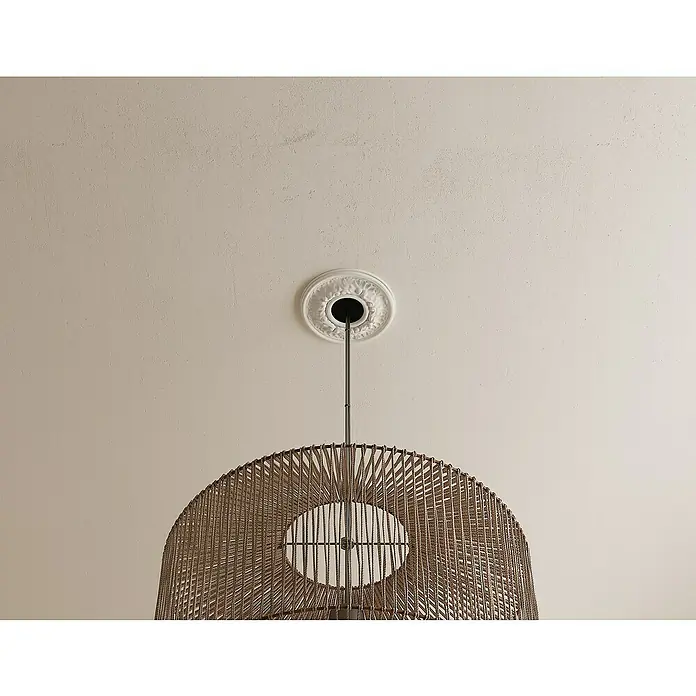 Nmc Decoflair Rosette M70 - Durchmesser: 20 cm, Hochverdichteter Polyurethanschaum (PU), Weiß, 1 Stk. - Detailaufnahme einer dekorativen Deckenleuchte mit einem Lampenschirm aus geflochtenem Material und einer kunstvollen Deckenrosette.