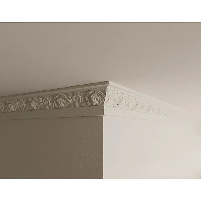 Nmc Decoflair Zierprofil Deckenleiste E25 - 2 m x 50 mm x 80 mm, Expandiertes Polystyrol (EPS) - Eine Nahaufnahme von Stuckarbeiten an der Decke, die ein dekoratives, florales Muster aufweisen und die Ästhetik des Raumes betonen.