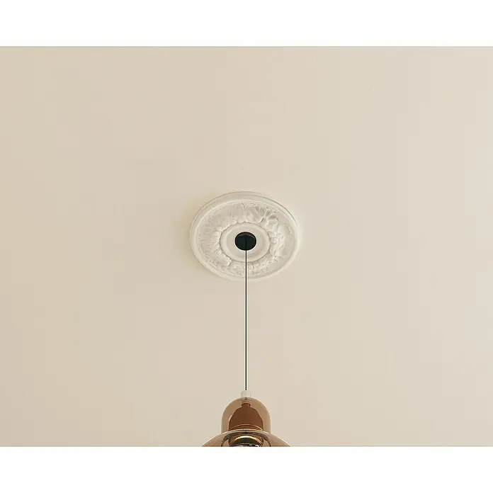 Nmc Decoflair Rosette M70 - Durchmesser: 20 cm, Hochverdichteter Polyurethanschaum (PU), Weiß, 1 Stk. - Nahaufnahme einer stilvollen Pendelleuchte mit dekorativer Rosette an der Decke, die das elegante Design und die hochwertige Verarbeitung betont.