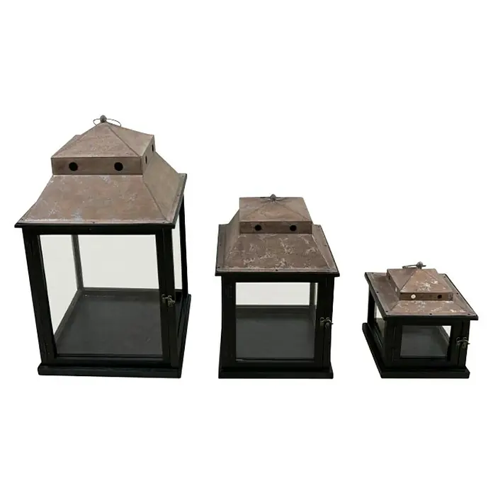 Laterne Modern - 1 Stk., L x B x H: 36 x 36 x 58 cm, Schwarz - Drei dekorative Laternen in verschiedenen Größen, mit Metallrahmen und Oberteilen, die ein warmes, einladendes Ambiente schaffen.