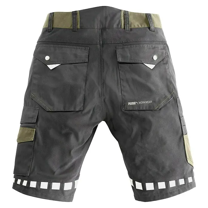 Puma Workwear Arbeitshose Champ - Konfektionsgröße: 52, Olive/Carbon, Gartenbauarbeiten - Nahaufnahme der Puma Workwear Shorts. Die Arbeitshose hat mehrere Taschen und Reflektoren an den Beinenden.