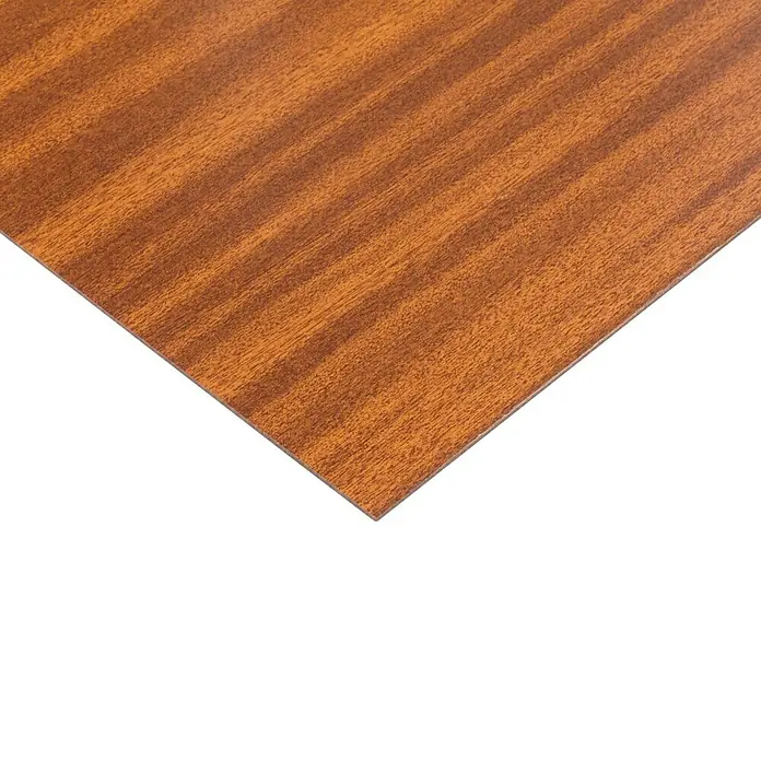 Maderas Daganzo Tablero de melamina al corte - 244 cm x 122 cm x 19 mm, Sapelly - Primer plano de un panel de madera de caoba que destaca la veta y la calidez de la madera. Ideal para muebles e interiorismo.