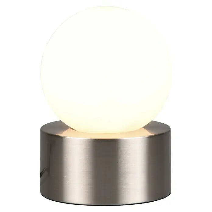 Reality Leuchten Tischleuchte rund Countess - Ø x H: 12 x 17 cm, 25 W, Nickel matt, Weiß, E14 - Diese Aufnahme zeigt eine moderne Kugellampe mit einem runden, weißen Lampenschirm auf einem zylindrischen Metallsockel vor einem schwarzen Hintergrund.