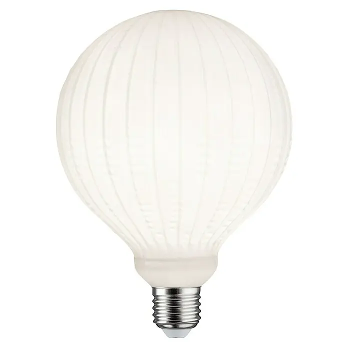 Paulmann LED-Lampe White Lampion Filament gestreift - E27, Dimmbar, Warmweiß, 400 lm, 4 W - Nahaufnahme einer LED-Lampe mit dekorativem, geripptem Lampenschirm und silbernem Sockel vor schwarzem Hintergrund.