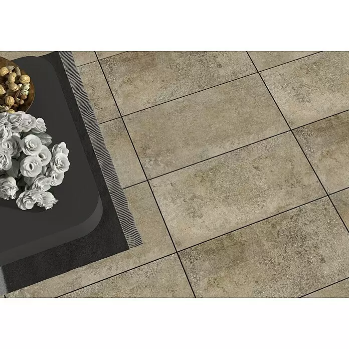 Terrassenfliese Baldo 2.0 - 39,7 x 79,7 x 2 cm, Beige/Braun, Matt - Beige-braune, Used-Look Bodenfliesen mit Fugen, die ein geräumiges Bodenmuster bilden.