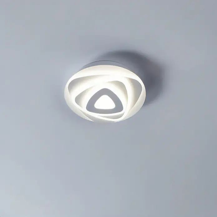 Eglo LED-Deckenleuchte rund PALAGIANO14,7 W, Ø x H: 30 x 5,5 cm, Weiß, Neutralweiß, 2.100 lm - Nahaufnahme einer modernen, runden Deckenleuchte mit einem hellen, dreieckigen Mittelpunkt, die an der Decke montiert ist.