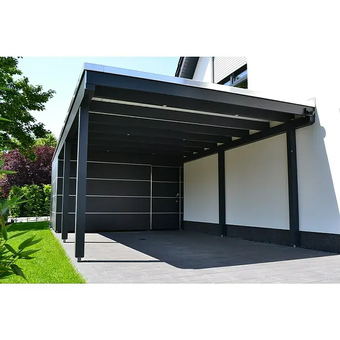 Bauallzweckplatte Fixmaß - Anthrazit, 2.650 x 1.300 x 6 mm - Eine moderne, graue Carport-Konstruktion mit Flachdach, die an ein weißes Haus angebaut ist und einen überdachten Stellplatz bietet.