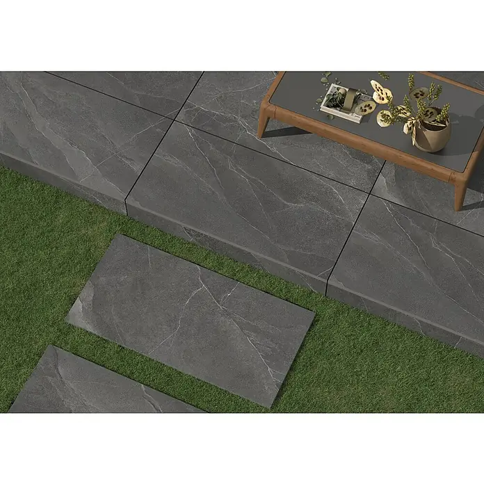 Terrassenfliese Monte 2.0 - 39,7 x 79,7 x 2 cm, Anthrazit, Matt - Graue Terrassenfliesen mit Marmorierung und einer dezenten Textur schaffen einen modernen und stilvollen Außenbereich mit elegantem Ambiente.