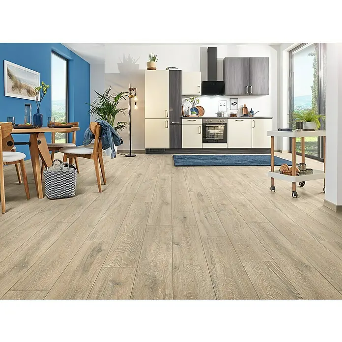 LOGOCLIC Aquaprotect Smart Silent Laminat - Christal Oak, Landhausdiele, 1.288 x 195 x 7 mm - Einladender Essbereich und Küche mit hellem Holzboden, der Wärme und Natürlichkeit in den Raum bringt. Der Bodenbelag harmoniert perfekt mit der Einrichtung.