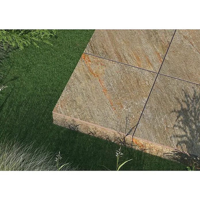Terrassenfliese Piazza 2.0 - 59,7 x 59,7 x 2 cm, Mehrfarbig, Matt - Detailansicht von hellbraunen Steinplatten, die im Außenbereich auf Gras verlegt sind, mit filigranen Pflanzenschatten.