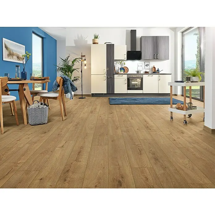 LOGOCLIC Aquaprotect Smart Silent Laminat - Pandora, Landhausdiele, 1.288 x 195 x 7 mm - Einladendes Küchendesign mit einem warmen Holzfußboden, der dem Raum eine natürliche und behagliche Atmosphäre verleiht.