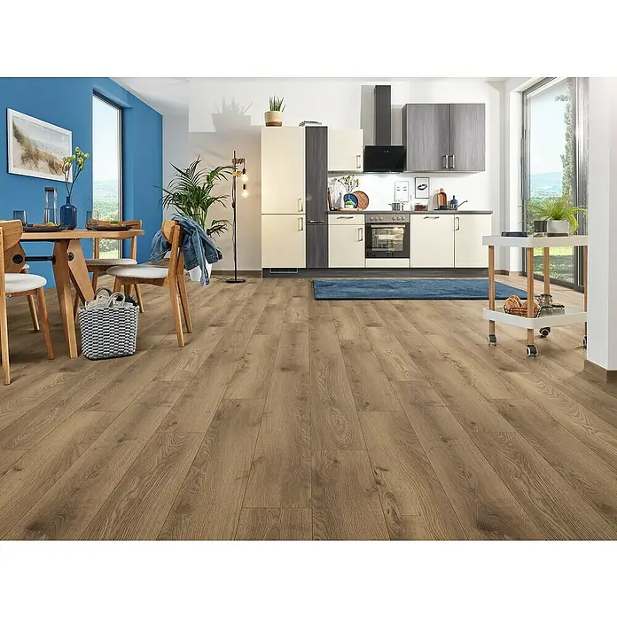 LOGOCLIC Aquaprotect Smart Silent Laminat - Ringa Oak, Landhausdiele, 1.288 x 195 x 7 mm - Einladender Essbereich mit hellem Holzboden, kombiniert mit einer modernen Küche. Der Boden verleiht dem Raum Wärme und Eleganz.