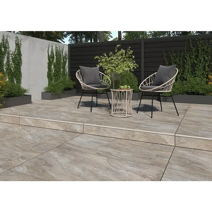 Terrassenfliese Sasso 2.0 - 59,7 x 119,7 x 2 cm, Grau, Matt - Outdoor-Szene mit zwei Stühlen und einem Beistelltisch auf einer stilvollen Terrasse mit passenden Steinfliesen im Außenbereich.