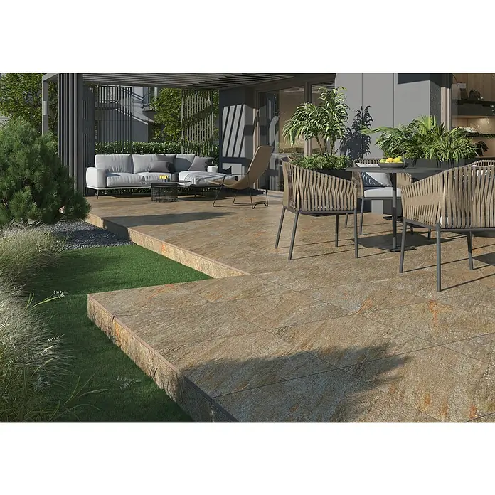 Terrassenfliese Piazza 2.0 - 59,7 x 59,7 x 2 cm, Mehrfarbig, Matt - Außenaufnahme mit Natursteinfliesen in warmen Erdtönen, die eine stilvolle Terrasse und Gartenwege gestalten, ergänzt durch moderne Gartenmöbel.