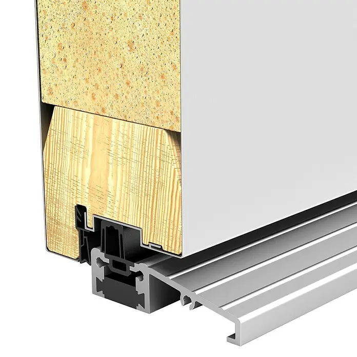 Gerda Haustür Thermo Prime 75 Ulm - 110 x 210 cm, DIN Anschlag: Links, Weiß, Schwarze Details - Detailaufnahme eines Fensterschnitts, der die Holzstruktur, Isolierung und Aluminiumrahmen zeigt. Fensterkonstruktion mit Dämmung.
