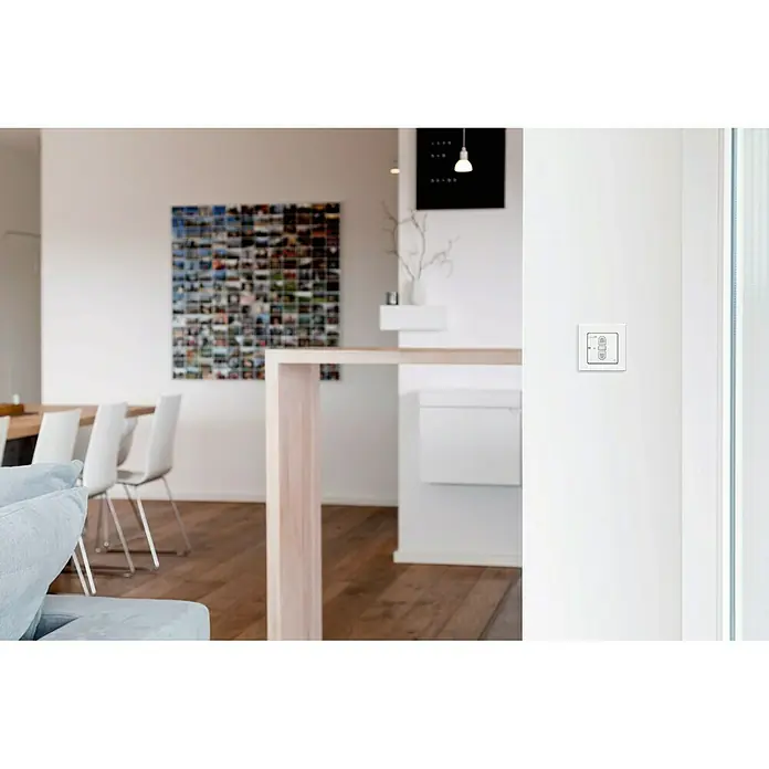 Schellenberg Interruptor de recepción por radio - L x An x Al: 80 x 80 x 40 mm, Blanco, Empotrado - Primer plano de un interruptor de luz inteligente blanco en una pared blanca. Diseño moderno para iluminación inteligente.