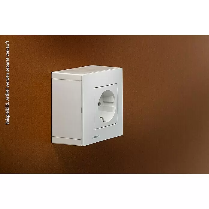 Siemens DELTA Viva Aufputzgehäuse SIE039765 - Polar Weiß, Kunststoff, Unterputzmontage - Weißer Aufputz-Steckdose mit Siemens-Logo an einer braunen Wand.