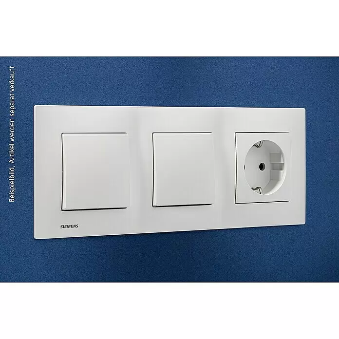 Siemens DELTA Viva Abdeckrahmen SIE039802 - Polar Weiß, 3-fach, Kunststoff - Weißer Elektrorahmen mit zwei Lichtschaltern und einer Schuko-Steckdose an blauer Wand. Marke Siemens.