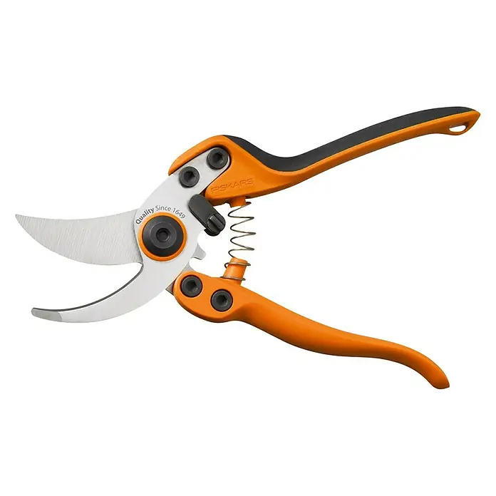 Fiskars Profi-Gartenschere Pro PB-8 M - Bypass, Max. Aststärke: 26 mm - Die Fiskars Gartenschere mit ihrer orangefarbenen und schwarzen Farbgebung ist ein praktisches Werkzeug für jeden Gartenliebhaber.