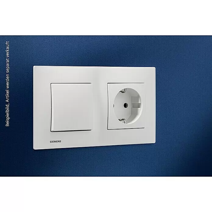 Siemens DELTA Viva Abdeckrahmen SIE039796 - Polar Weiß, 2-fach, Kunststoff - Weißer Siemens Doppelrahmen mit Lichtschalter und Schuko-Steckdose an blauer Wand montiert.
