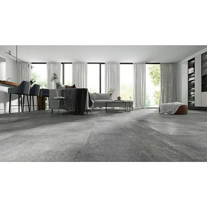 Feinsteinzeugfliese One Grey - 74,5 x 74,5 cm, Grau, Matt - Ein modernes Wohnzimmer mit grauen Bodenfliesen, einer stilvollen Couch und großen Fenstern, die viel natürliches Licht hereinlassen.