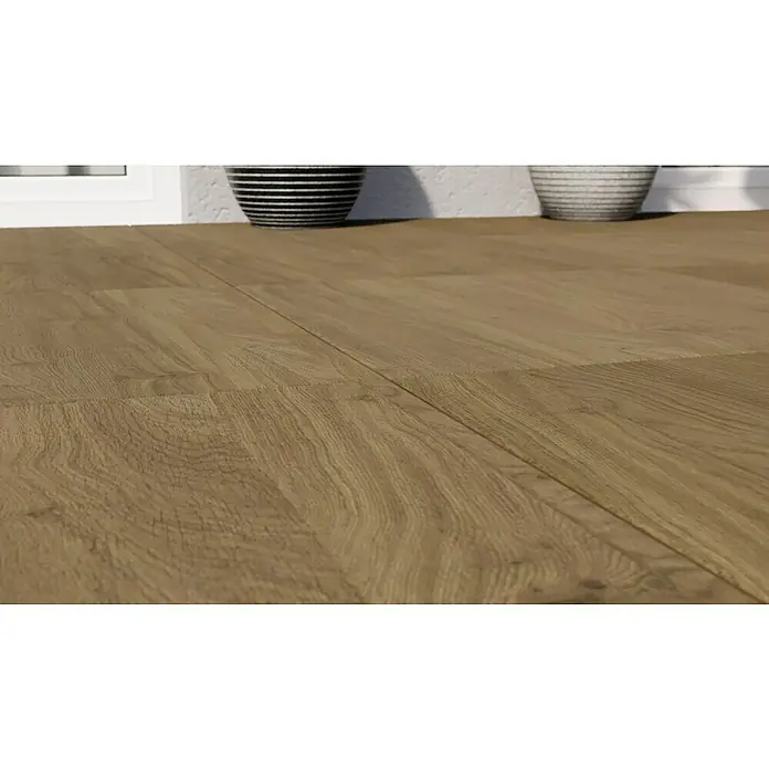 Terrassenfliese Garden Rustbrown 2.0 - 59,7 x 59,7 x 2 cm, Braun, Matt - Detailaufnahme eines Laminatbodens mit Holzstruktur. Die warmen Farbtöne und die Maserung sorgen für eine natürliche Optik des Bodens.