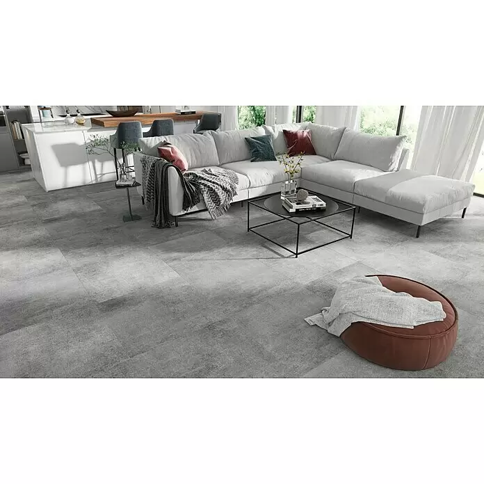 Feinsteinzeugfliese One Grey - 74,5 x 74,5 cm, Grau, Matt - Modernes Wohnzimmer mit großformatigen grauen Betonoptik-Bodenfliesen, die dem offenen Raum eine schlichte, industrielle Ästhetik verleihen.
