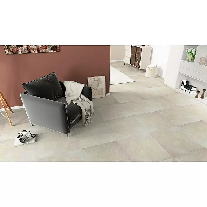 Feinsteinzeugfliese Premium Marble - 60 x 60 cm, Ivory, Glänzend - Helle, beige marmorierte Bodenfliesen bedecken einen Wohnzimmerboden.