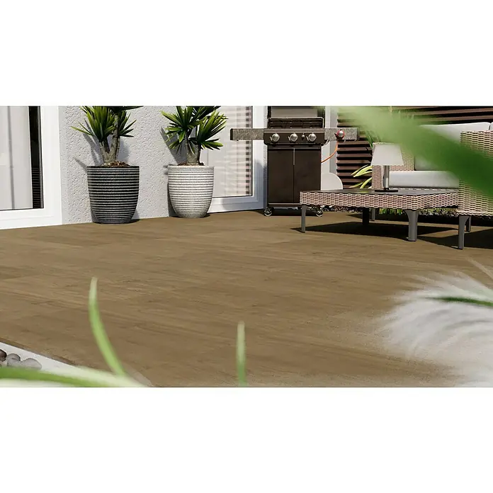 Terrassenfliese Garden Rustbrown 2.0 - 59,7 x 59,7 x 2 cm, Braun, Matt - Terrassenbild mit braunen Fliesen, Grill und Pflanzen in Töpfen. Die Terrassenfliesen sind der Fokus des Bildes.