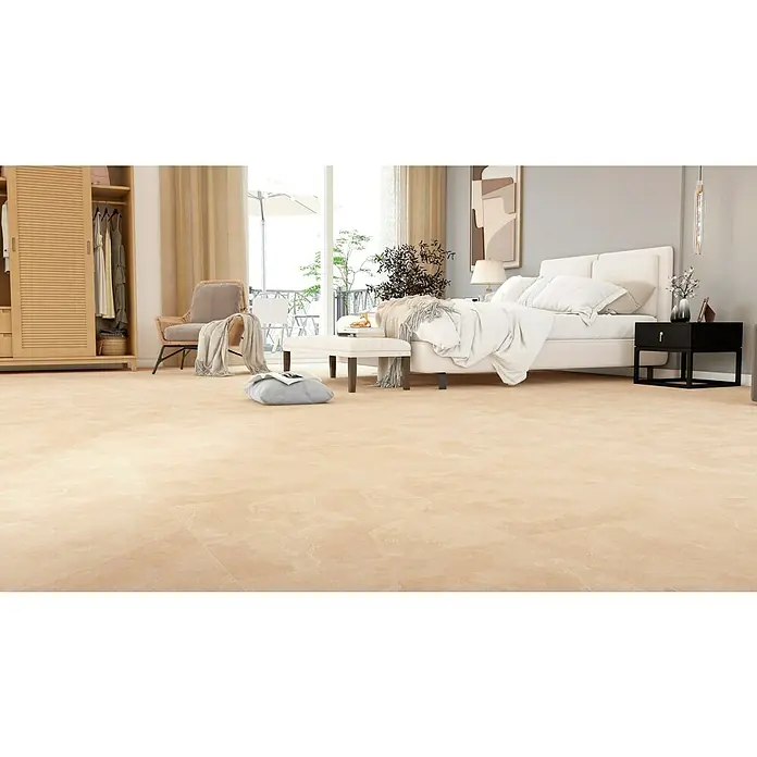 Terrassenfliese Click and Go Ardesia Gold - 60 x 60 cm, Beige/Gold, Matt - Ein helles Schlafzimmer mit einem bequemen Bett, einem Nachttisch und einem Kleiderschrank bietet eine harmonische und entspannende Atmosphäre.