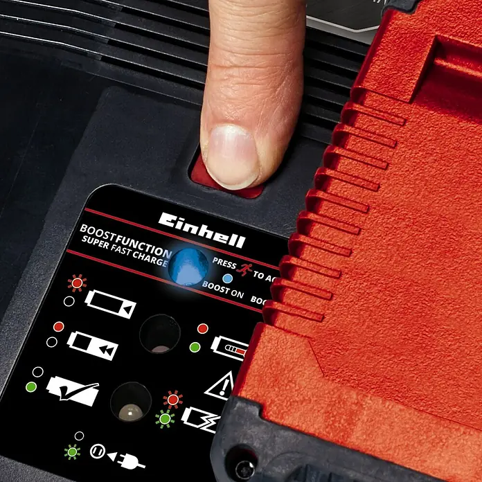 Einhell Power X-Change 18V Akku & Ladegerät PXC-Starter-Kit - 18 V, 1 Akku, 4 Ah - 6 Ah - Detailaufnahme eines Einhell Batterieladegeräts mit roter Boost-Taste und LED-Anzeige, die den Schnelllademodus signalisiert.\n