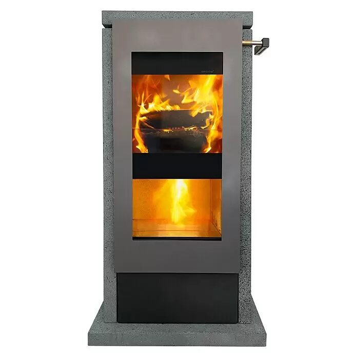xeoos Kaminofen Patagonia X5 - 5 kW, Raumheizvermögen: 20 m³ - 70 m³, Farbe Verkleidung: Lava - Moderner Kamin mit grauer Steinumrandung und dunkler Metallfront, mit Glasscheibe und einem warmen Feuer.